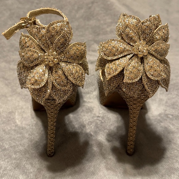 Karmello Sparkle Flower Ornament Ankle Strap Platform Dress Sandals - Picture 5 of 7